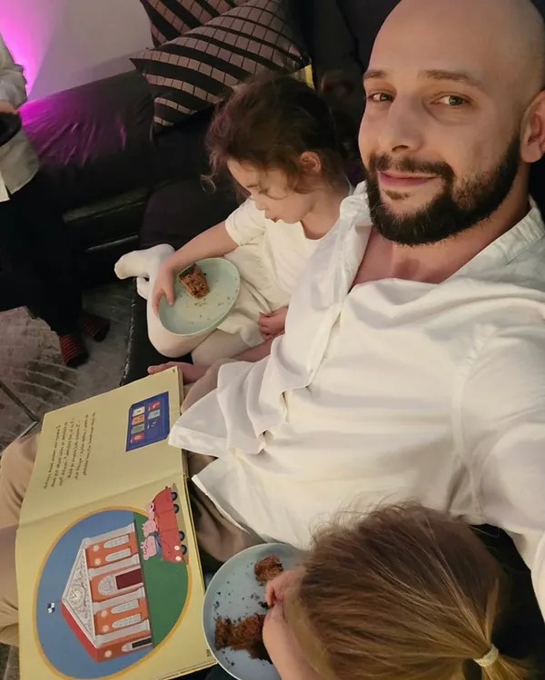 Maciej Pela z córkami