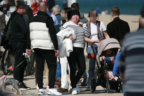 Katarzyna Niezgoda z odmienioną twarzą wypoczywa w Sopocie z mężem i przyjaciółmi. Zobacz następne zdjęcie