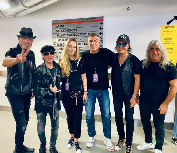 Dariusz Michalczewski z żoną i zespołem Scorpions