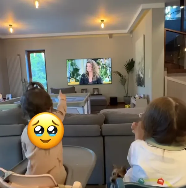 Dzieci widzą mamę w telewizji