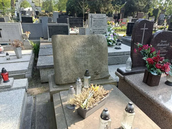 Pochowany został w Łodzi