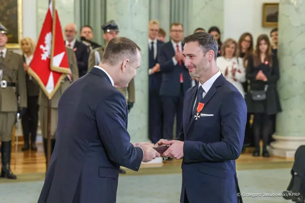 Sławosz Uznański-Wiśniewski z Orderem Odrodzenia Polski. Internauci pytają: gdzie jest Aleksandra?!