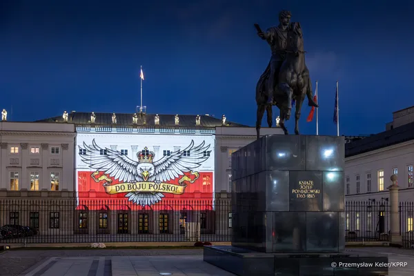 Prezydencki gest w stronę kibiców. Są jednak tacy, którym symbole narodowe przeszkadzają