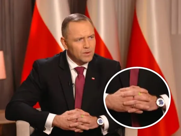 Niecodzienny dodatek na palcach Karola Nawrockiego. Co oznaczają kolorowe gumki?