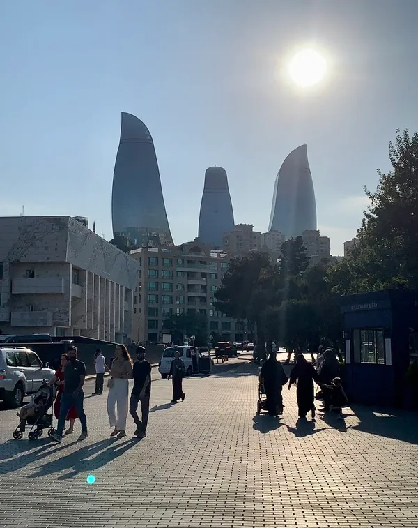 Kontrastowa zabudowa Baku 