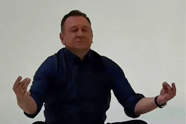 Poseł KO jak Romeo. Wije się przed aparatem w ekskluzywnej sesji i udaje kwiat lotosu