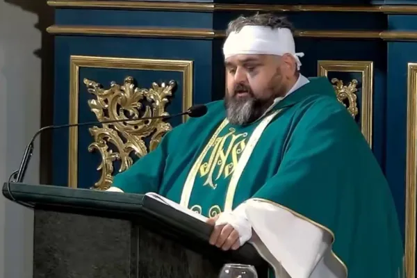 Ranny ksiądz stanął przy ołtarzu. Jego słowa po ataku poruszają. „Wybaczamy” [WIDEO]