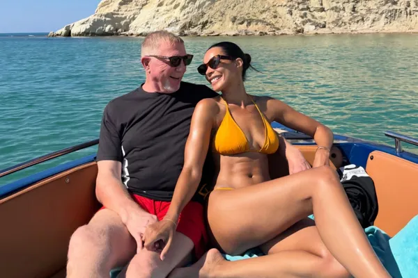 Gorące wakacje upadłego milionera. Dawna gwiazda obściskuje o 22 lata młodszą żonę w skąpym bikini