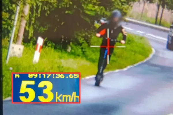 14-latek pędził hulajnogą po ruchliwej trasie. Finał szalonego rajdu był łatwy do przewidzenia