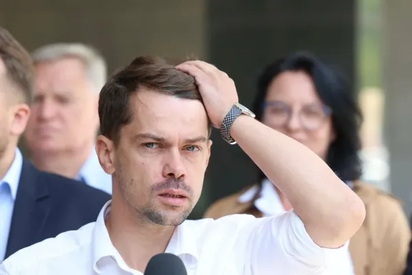 Seks, narkotyki i władza. „Podał mi narkotyki przez śluzówkę”.