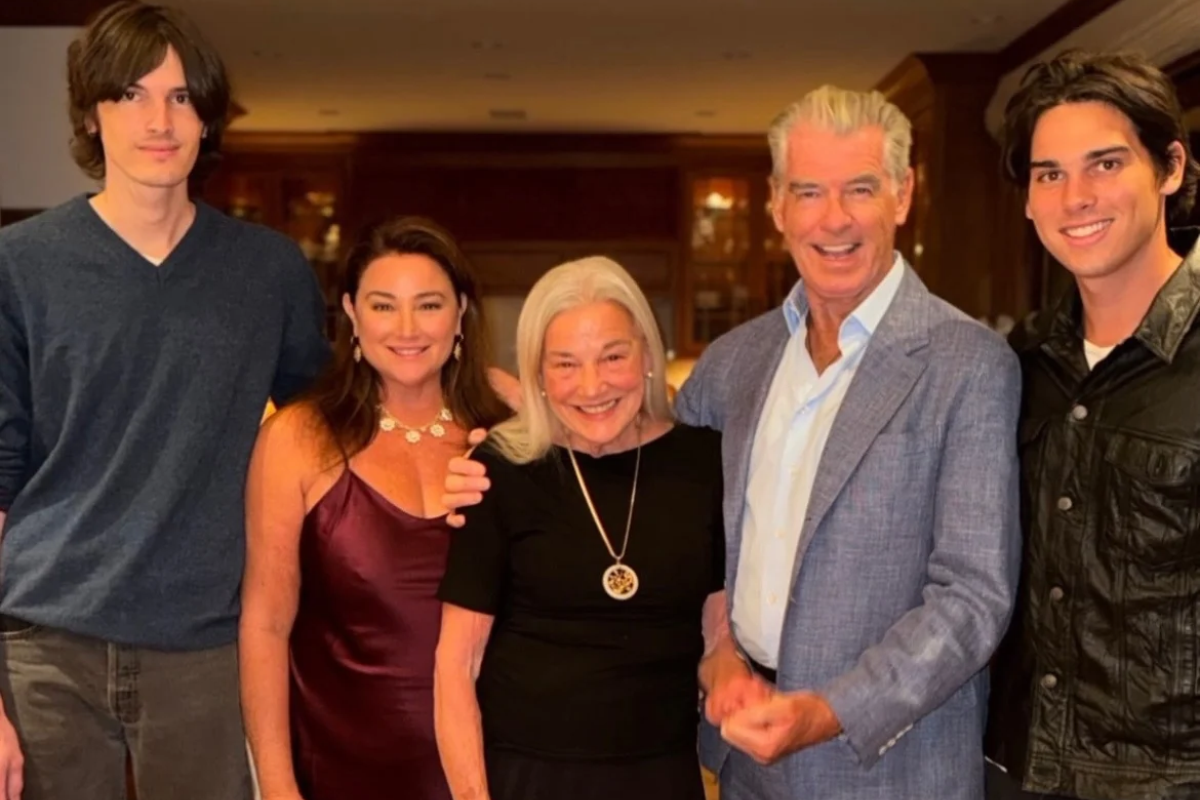 Pierce Brosnan i jego piękna żona w rzadkim rodzinnym zdjęciu. Synowie byłego Bonda przerośli rodziców!