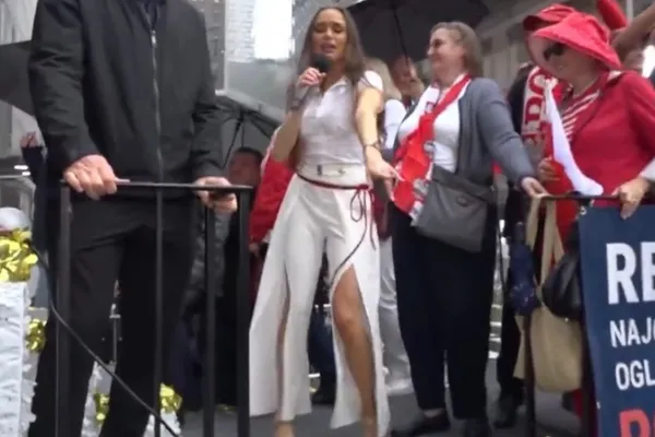 Aleksandra Gołda porwała tłumy na Piątej Alei! Padał deszcz, a Polonia śpiewała razem z nią
