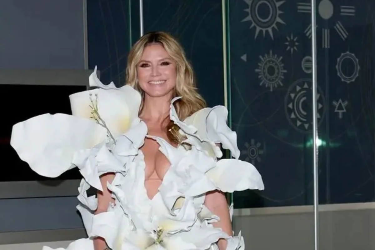 Heidi Klum jak gigantyczna lilia na szczycie Nowego Jorku! 53-latka zachwyca odwagą: głęboki dekolt i rozcięcie do bioder