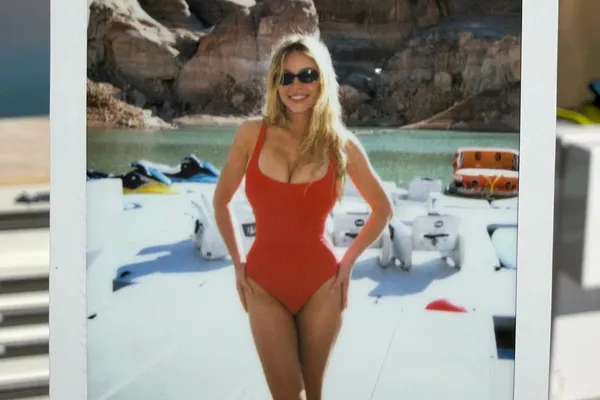 Sydney Sweeney jak Pamela Anderson! Wskoczyła w czerwony kostium i ruszyła nad wodę [ZDJĘCIA]