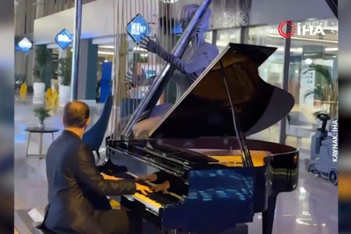 Hotel zalewała woda, a pianista grał... „Titanica”. NAGRANIE z Antalyi podbija internet