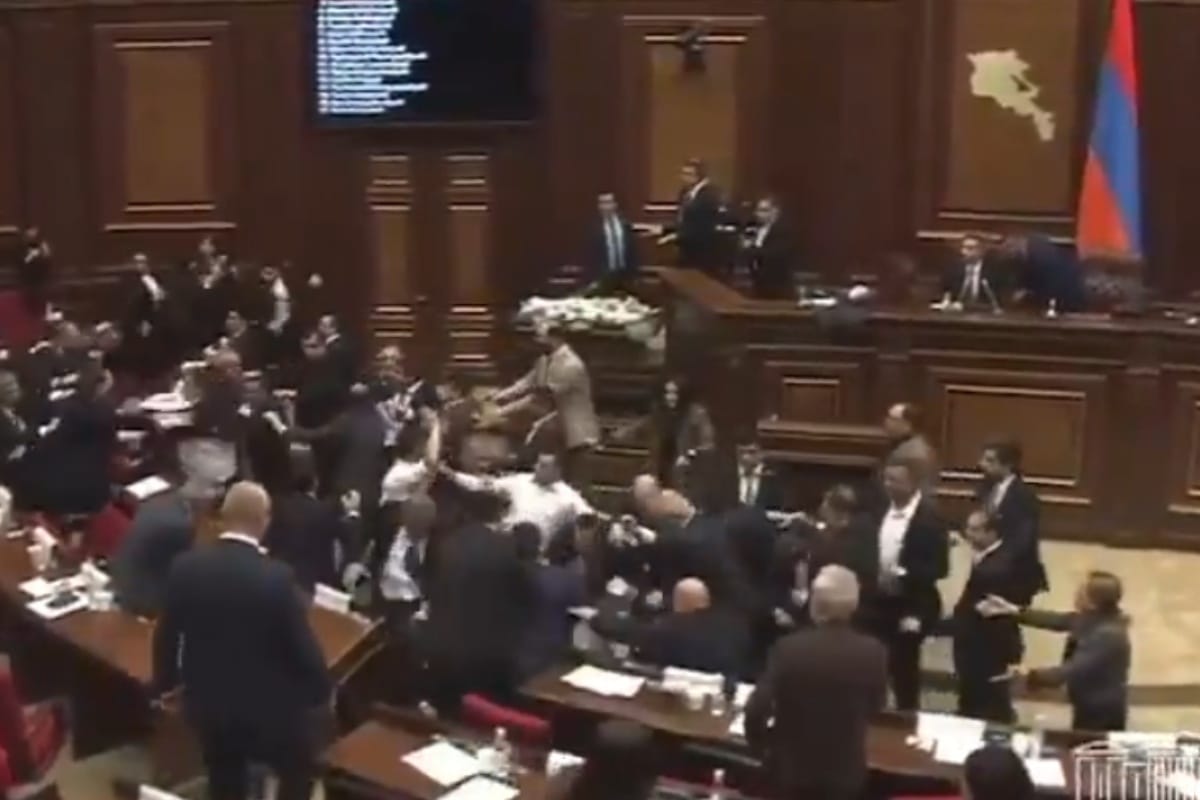 Obrady parlamentu przerodziły się w ostrą bójkę. W ruch poszły nie tylko pięści [WIDEO]