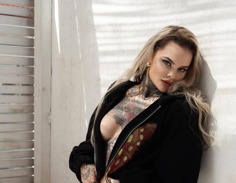 Influencerzy uciekają z krzykiem! SUV wjechał w restaurację podczas nagrywania recenzji